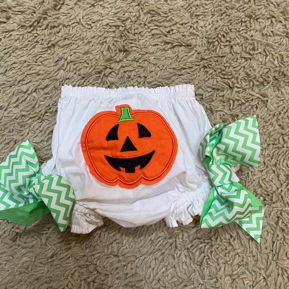Pumpkin bloomers or diaper cover. 0-6 months. So cute for Halloween pictures!